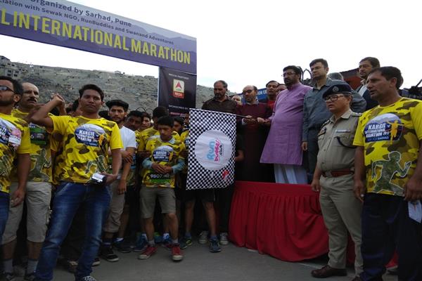 800 runners from across India participate in Kargil Marathon run